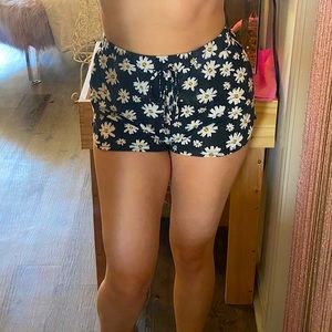 soft daisy shorts size small